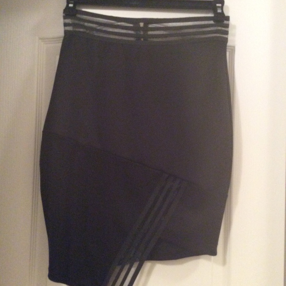 BLACK STRETCH SKIRT